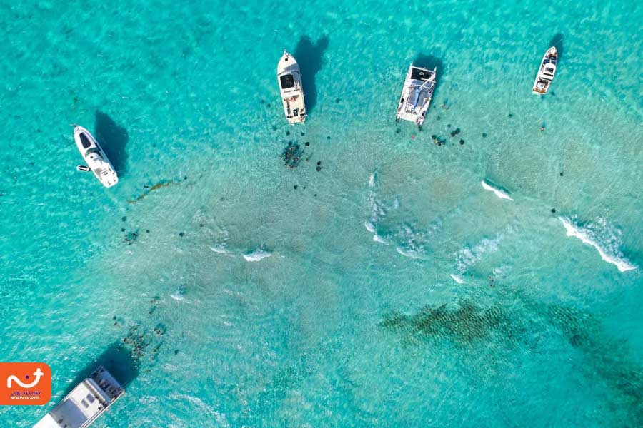 آب‌های فیروزه‌ای جزیره کایمان یکی از بهترین مقاصد گردشگری برای تفریحات آبی به‌شمار می‌رود. 