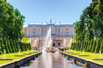 نمایی از کاخ پترهوف سن پترزبورگ و فواره‌های آب.