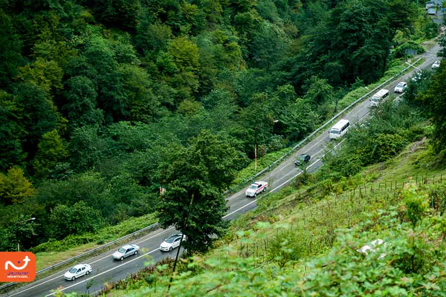 نمایی از ماشینها در گردنه حیران گیلان