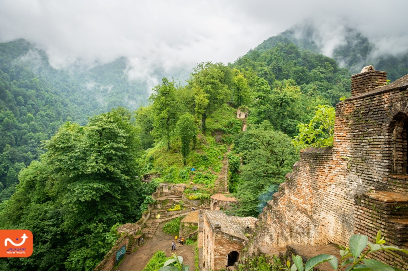 عکس پله های قلعه رودخان - منظره‌ای از ارتفاعات قلعه رودخان با چشم‌اندازی سرسبز از جنگل‌های گیلان و مسیرهای پلکانی تاریخی.