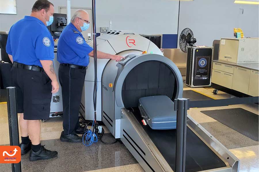 بررسی کردن چمدان های مسافران در فرودگاه