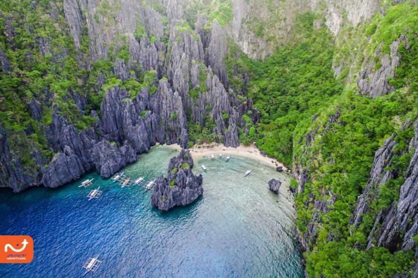 جزیره زیبای پالاوان با جنگل‌های انبوه، غارهای آهکی و سواحل بکر، مقصدی ایده‌آل برای ماجراجویی و طبیعت‌گردی است.