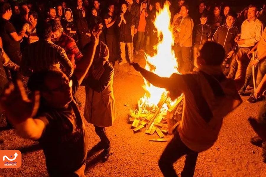 جمع‌شدن مردم دور آتش در جشن چهارشنبه سوری