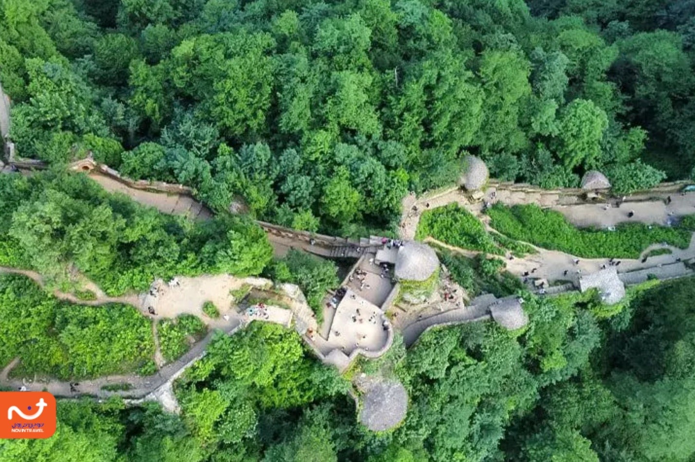 دیوارهای داخلی قلعه رودخان با طاق‌های آجری و معماری تاریخی.