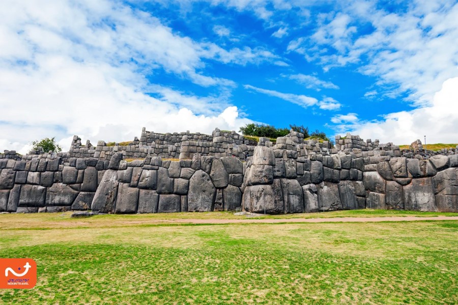 دیوارهای ساکسای هیومان از عجیبترین و مشهورترین دیوارهای جهان است.