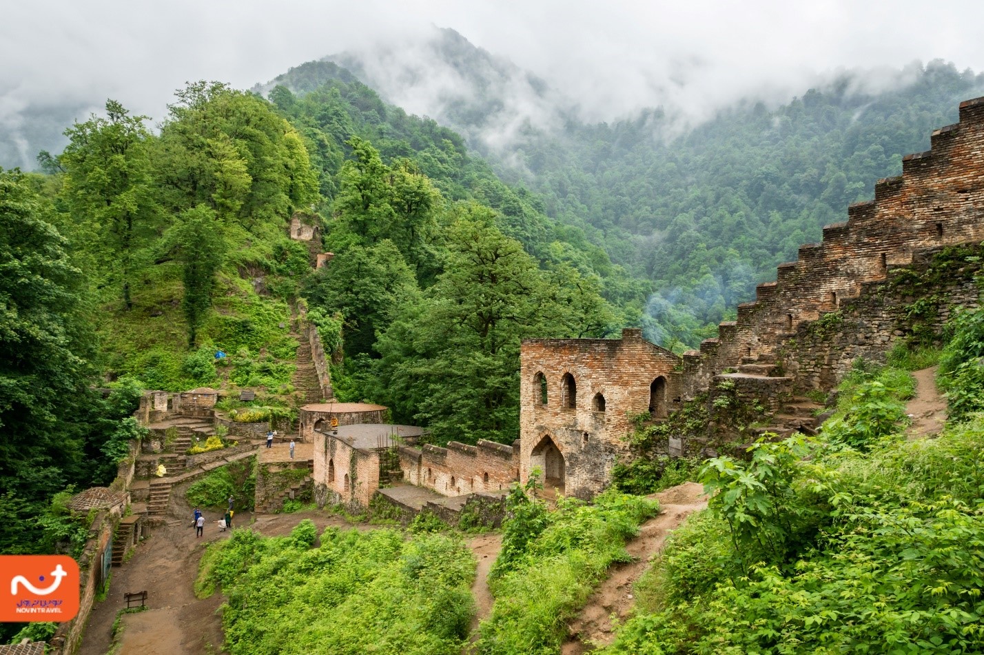 یکی از معروف‌ترین تصاویر قلعه رودخان که نمایی از دیوارهای سنگی و آجری با پله‌های قدیمی و فضای جنگلی اطراف آن را نشان می‌دهد.