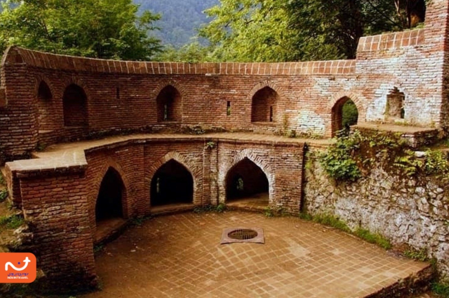 نمای هوایی از قلعه رودخان، نشان‌دهنده گستردگی این قلعه.