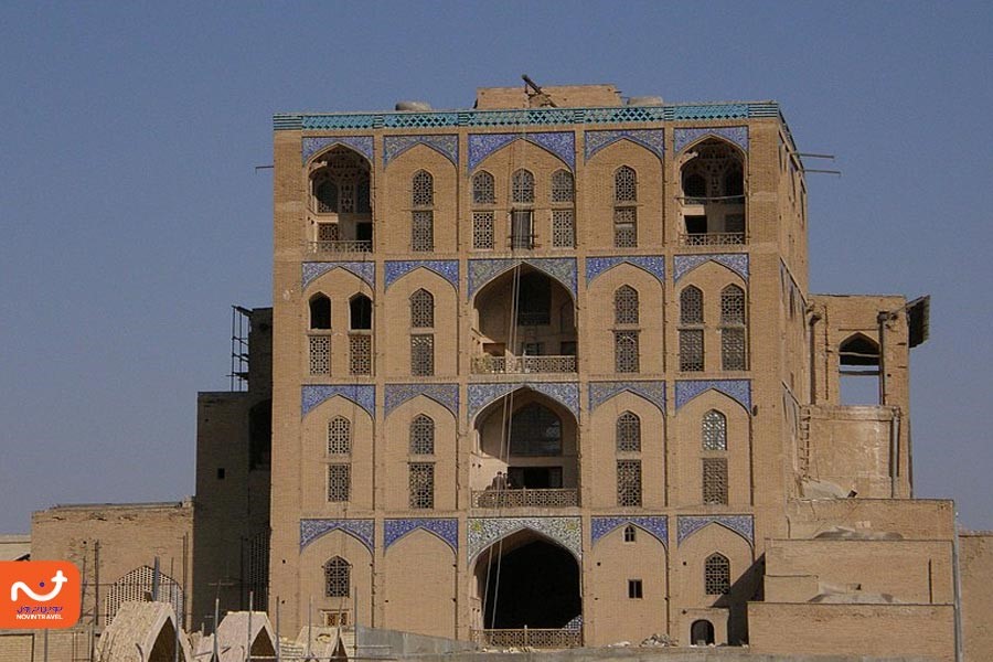 بنای عالی قاپو اصفهان از نمای پشت