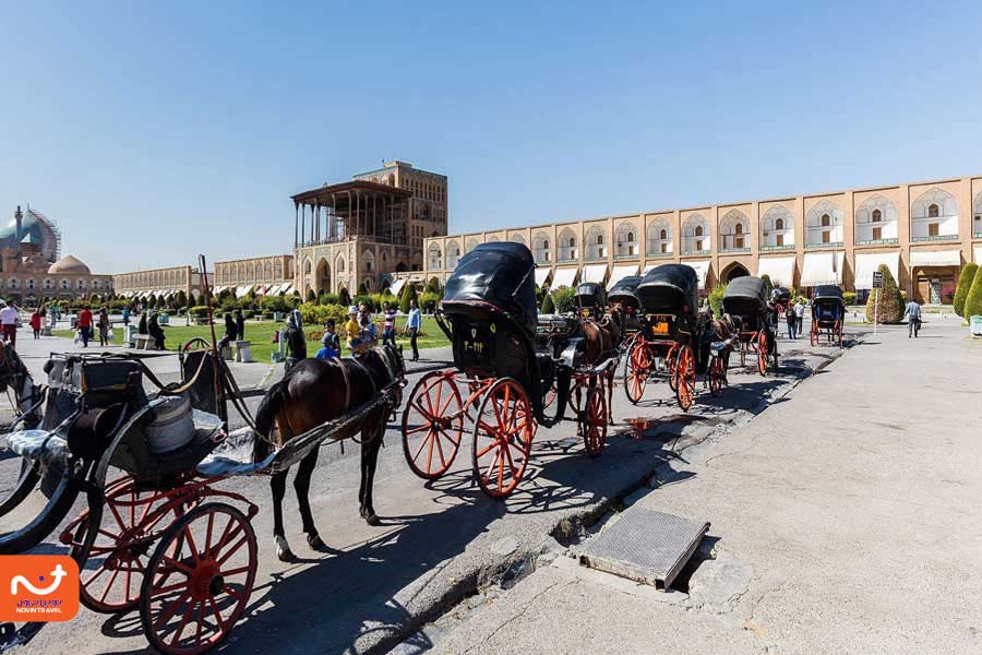 کالسکه‌هایی برای جابه‌جایی گردشگران در میدان نقش جهان اصفهان