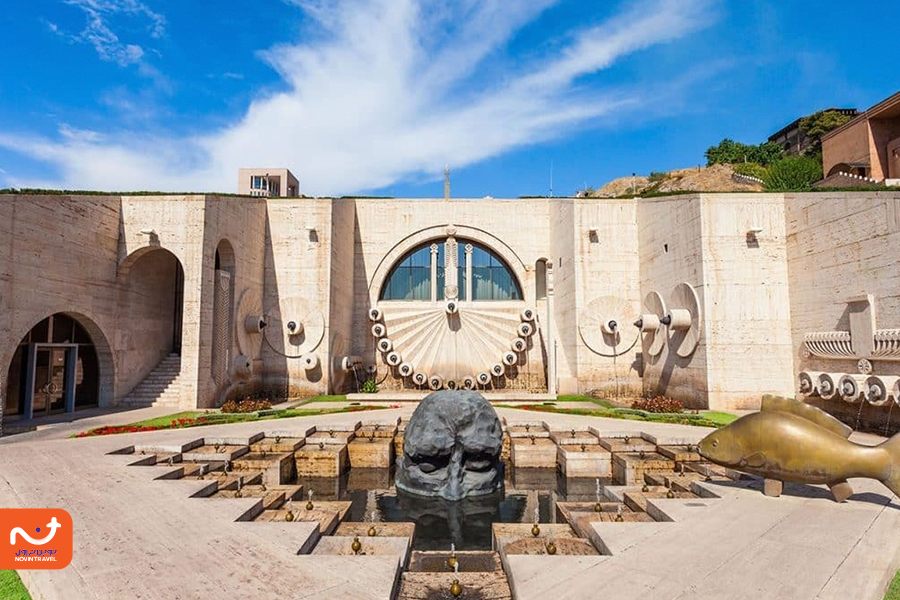 گروه‌های جاز در حال اجرا در فضای باز مرکز هنرهای کافِسجیان در فستیوال روز جهانی جاز ایروان