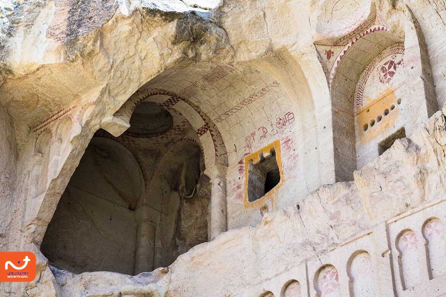 "کلیساهای سنگی و نقاشی‌های دیواری در موزه فضای باز گورمه که تاریخ مسیحیت اولیه را نمایش می‌دهند."