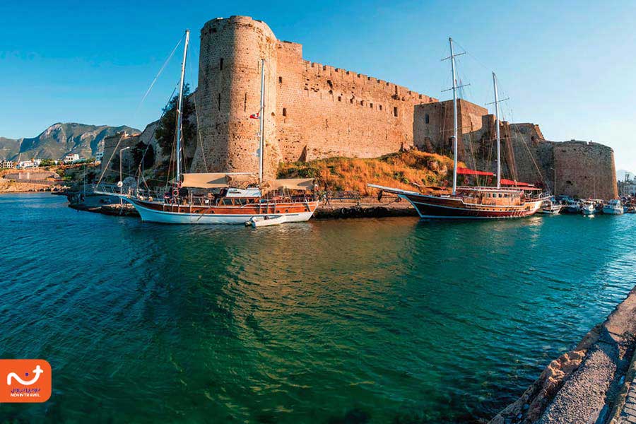 نمایی از قلعه کایرنیا با دیوارهای سنگی مستحکم و مناظر زیبای دریای مدیترانه