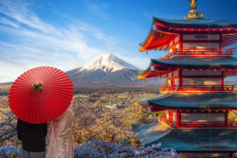 با ۲۰ مورد از بهترین جاهای دیدنی ژاپن در این مطلب آشنا شوید؛ از رودخانه‌های شکوفه‌دار و جزایر مرموز گرفته تا آتش‌فشان‌های فعال و پارک‌های تماشایی.