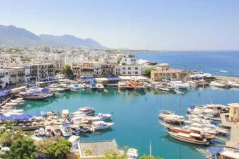 نمایی از قبرس شمالی با وجود دریای مدیترانهای و قایقهای کوچک و بزرگ.