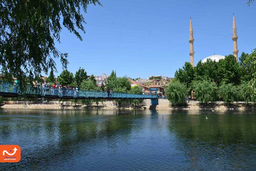 "نمایی از شهر آوانوس با رودخانه قزل‌ایرماق و خانه‌های سنتی در کنار آن"