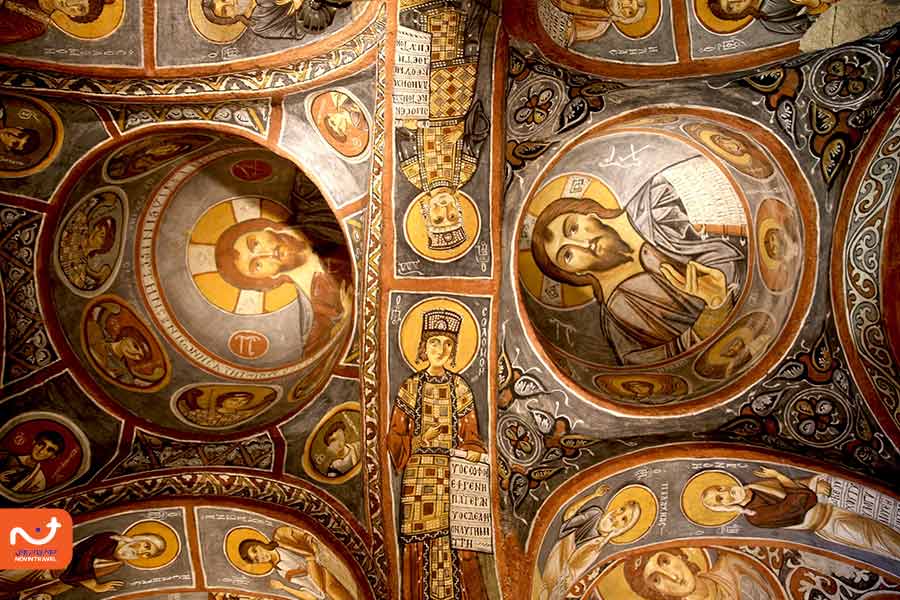 "نقاشی‌های دیواری رنگارنگ و قدیمی در کلیسای سیاه کاپادوکیا که داستان‌های مذهبی را روایت می‌کنند."