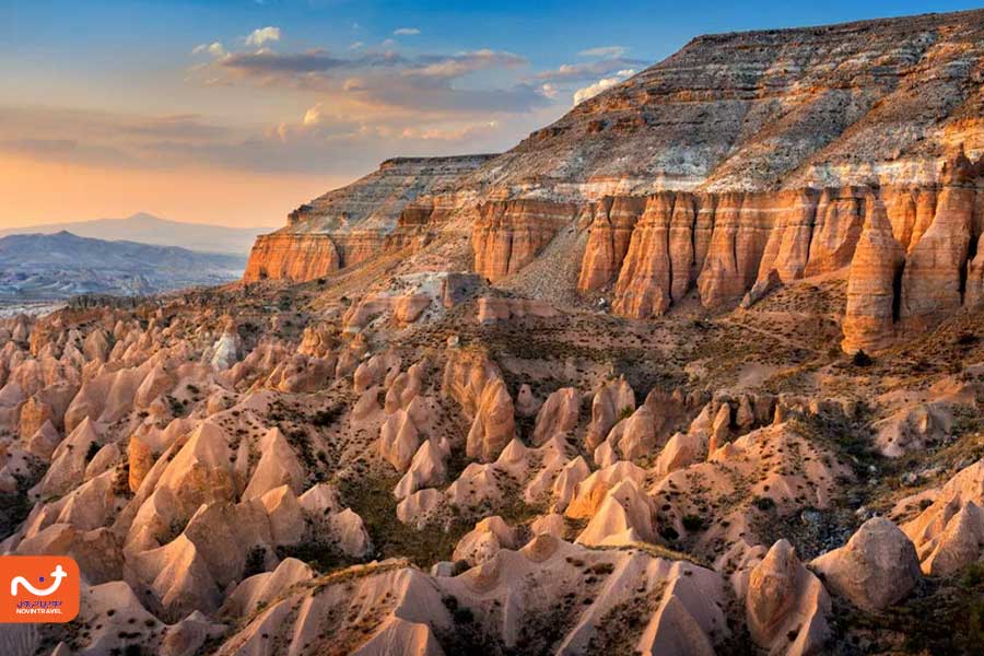 "صخره‌های قرمز دره سرخ در کاپادوکیا با آسمان آبی"