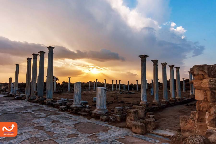 نمایی از خرابه‌های شهر باستانی سالامیس با ستون‌های سنگی و کف‌های موزاییکی