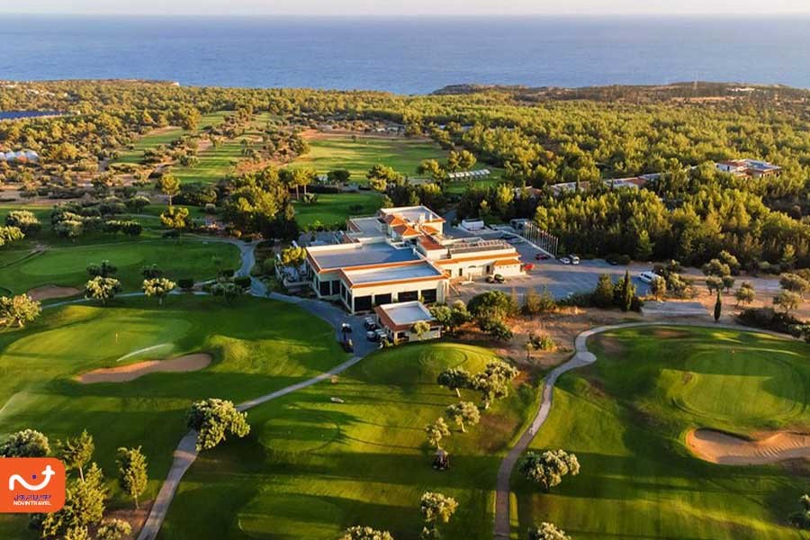 نمایی از باشگاه گلف و اقامتگاه ساحلی کورینیوم با زمین‌های گلف، استخرهای روباز و چشم‌انداز زیبای دریای مدیترانه