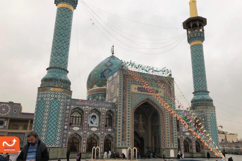 امامزاده صالح در کنار میدان تجریش و بازار معروف تجریش قراردارد.