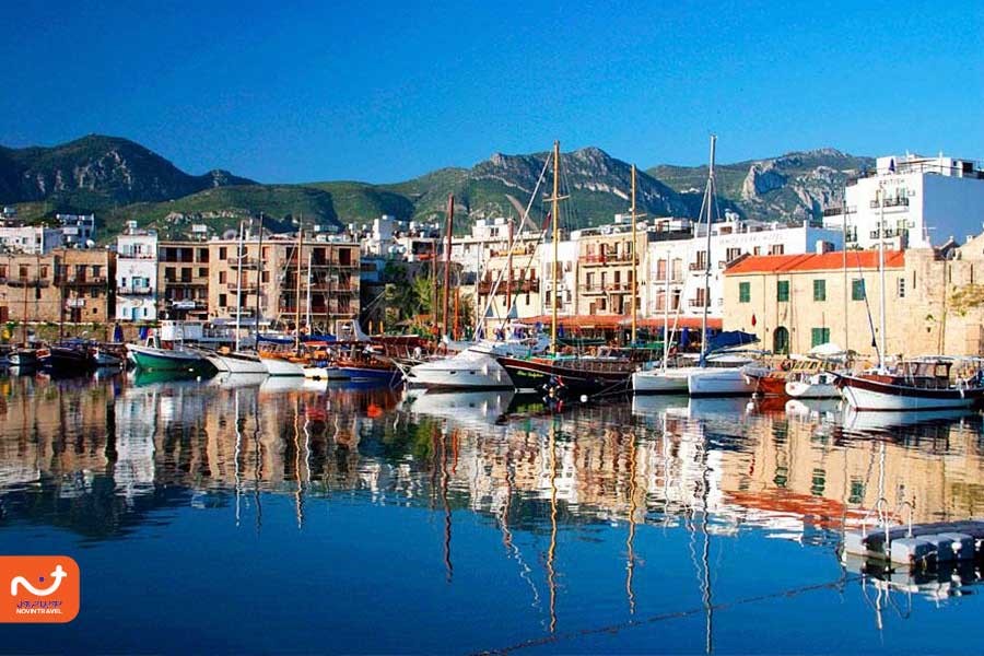 نمایی از بندر کایرنیا با قایق‌های رنگارنگ