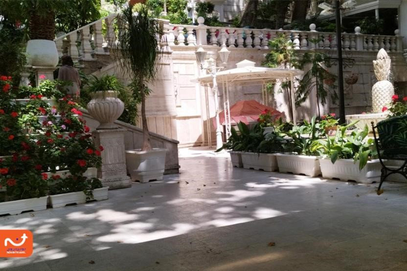 رستوران باغ ایرانی در نزدیکی رودخانه دربند واقع شده است.