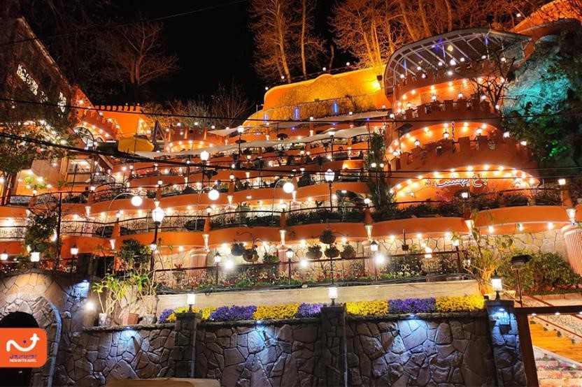 رستوران باغ بهشت در شب، چشم اندازی پر از نور و زیبایی دارد.