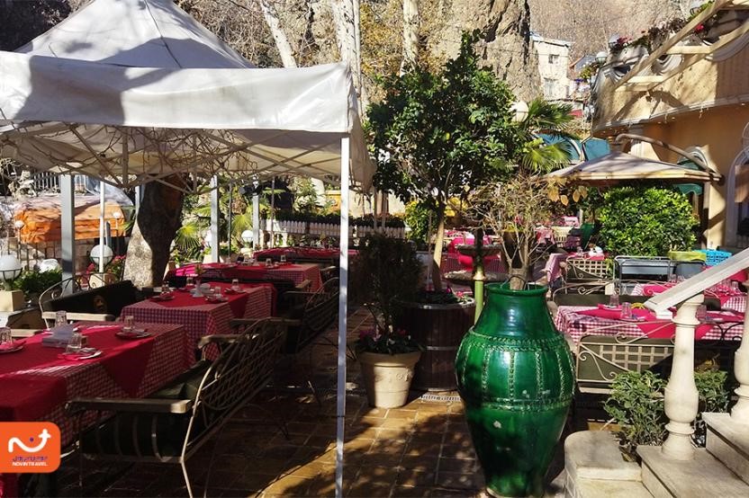 در طراحی رستوران کوهپایه از درختان و گل‌ و گیاه‌های مختلف استفاده شده است.