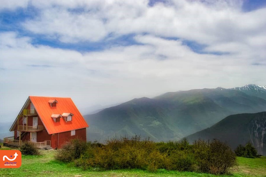 این روستا در بلندترین نقطه جنگل دالخانی محسوب میشود و دریایی از ابر در زیر پای شما قرار دارد.