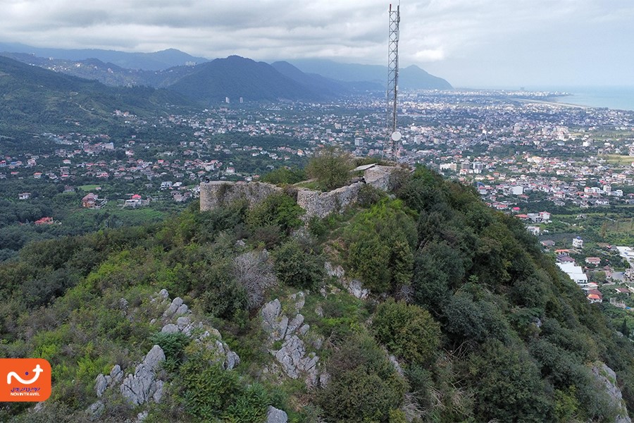 این قلعه شباهت زیادی به قلعه رودخان شهر فومن دارد و هر دو قلعه در جنگلهای سرسبز کوهستانی قرار گرفتهاند.