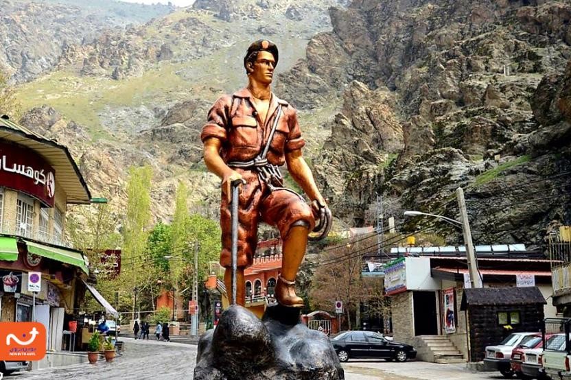 مجسمه مرد کوهنورد نماد میدان دربند است.