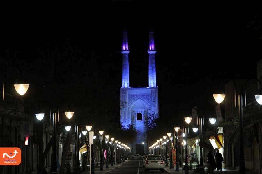 مسجد جامع یزد با مناره‌های بلند و معماری اسلامی