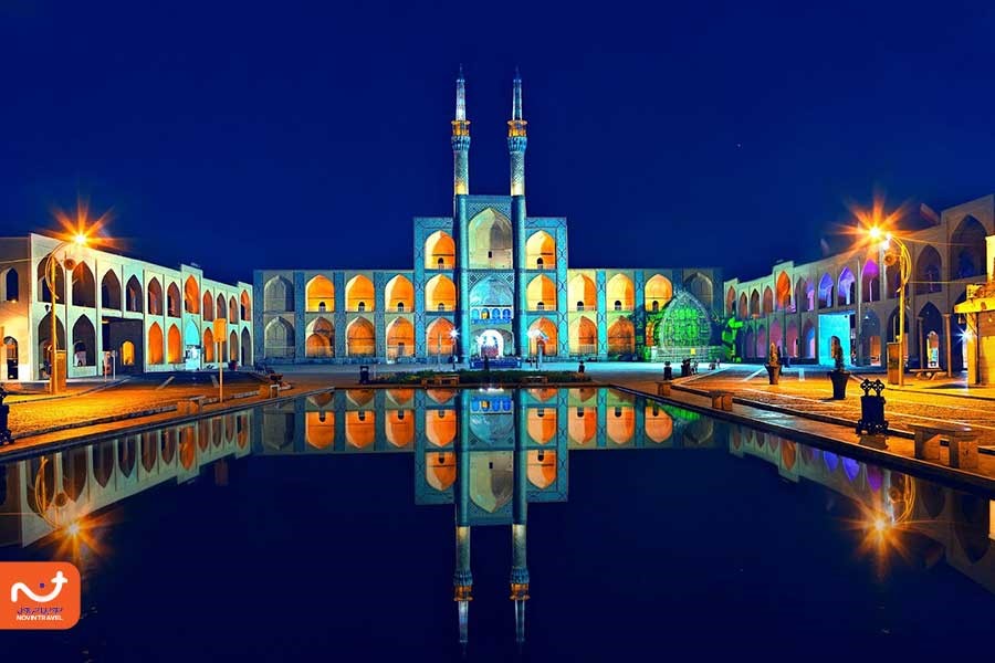 نمایی از میدان امیرچخماق یزد در شب با تکیه و مسجد تاریخی در پس‌زمینه