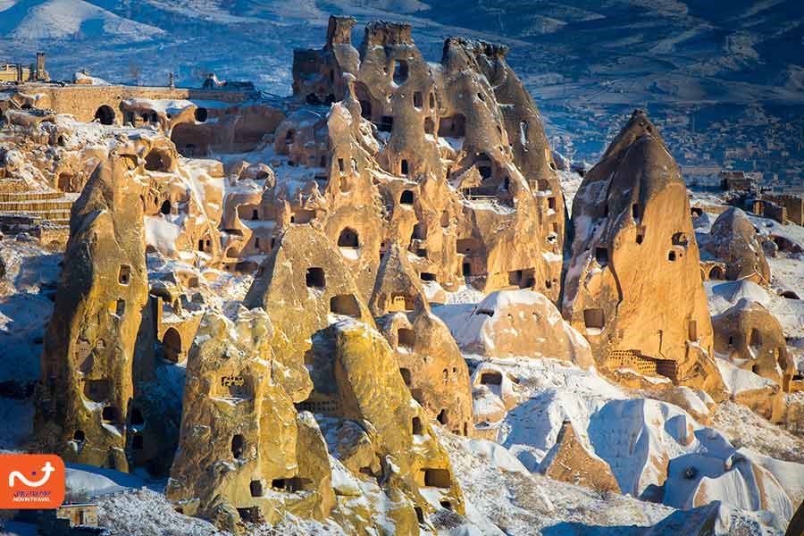 "صخره‌های دودکشی پری‌ها با شکل‌های طبیعی خاص در کاپادوکیا"