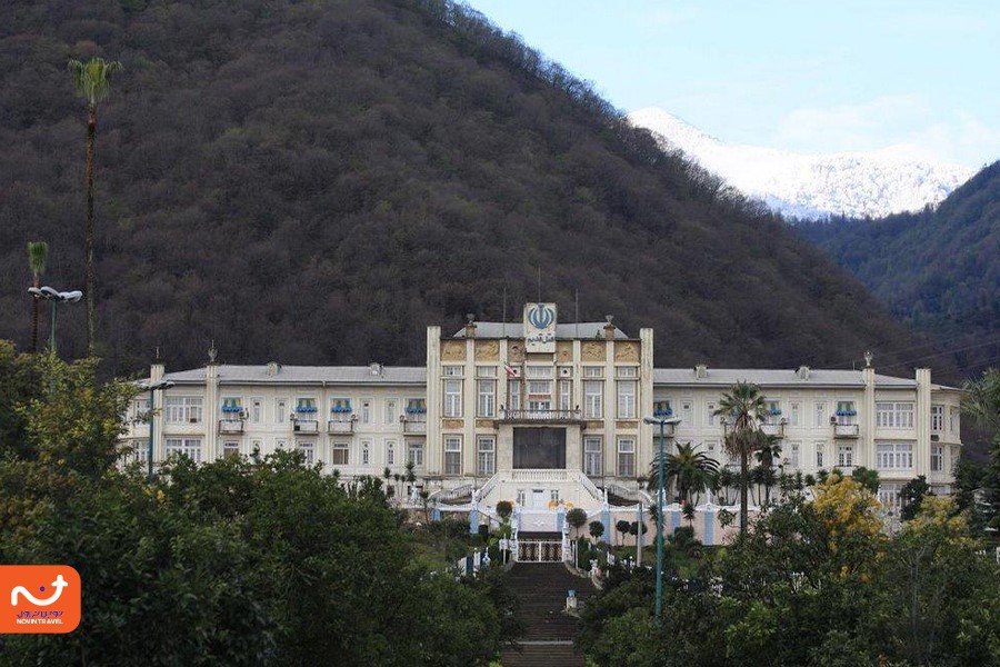 هتل قدیم رامسر با معماری بینظیر مانند قصرهای کلاسیک ساخته شده است.