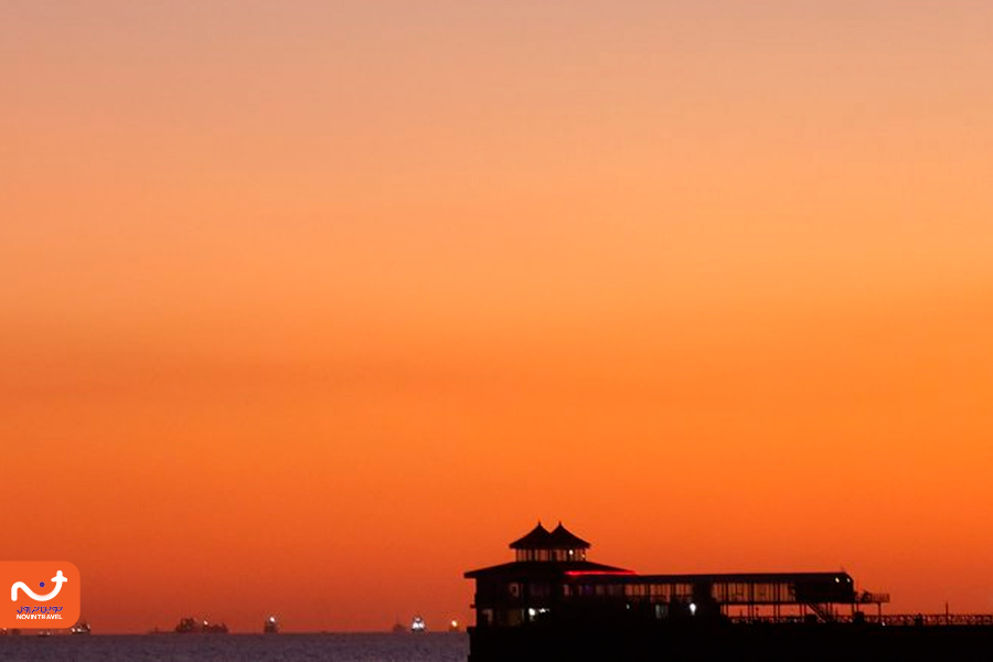 پارک ساحلی غدیر جزو جاهای دیدنی بندرعباس در شب.