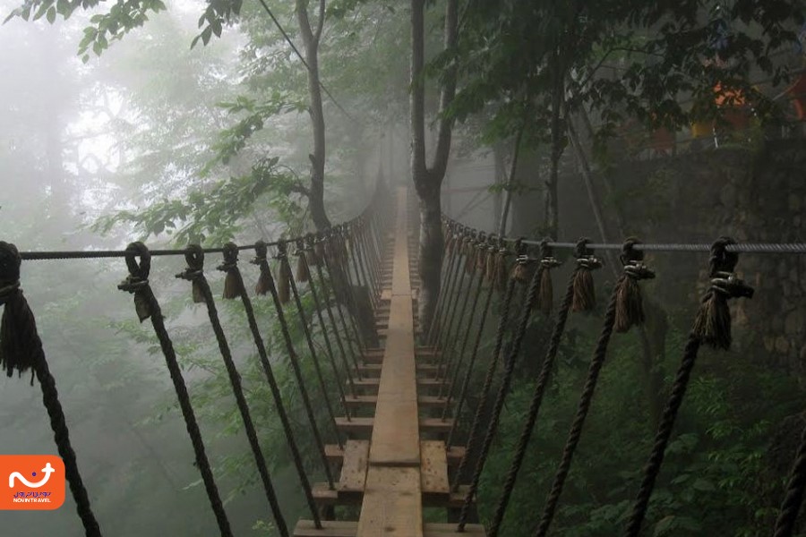 پل معلق بین دو کوه و بالای یک دره قرار دارد.