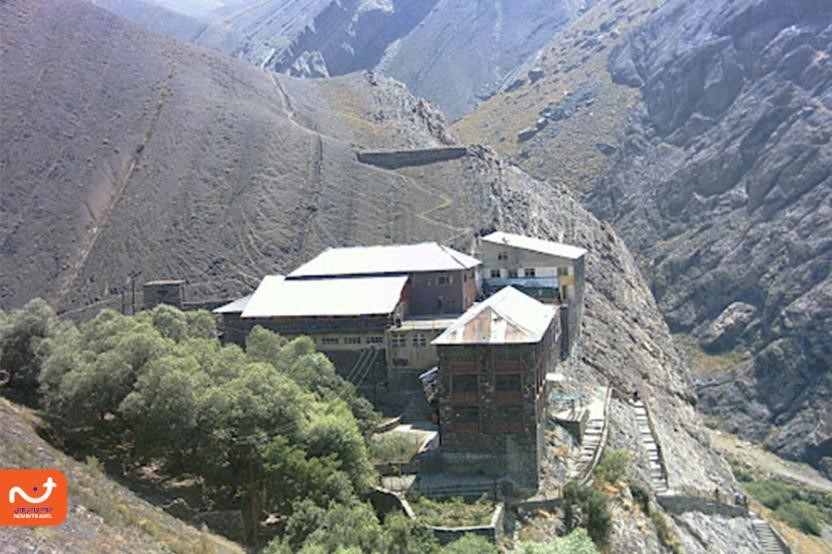 پناهگاه شیرپلا در مسیر کوهنوردی قله توچال قرار گرفته است.