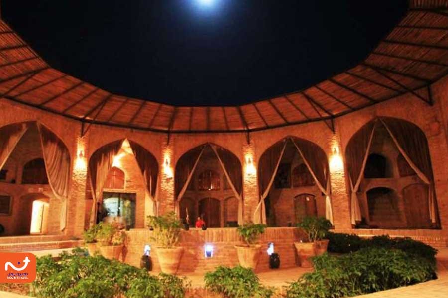 کاروانسرای زین‌الدین یزد با معماری دایره‌ای و حیاط مرکزی در دل کویر