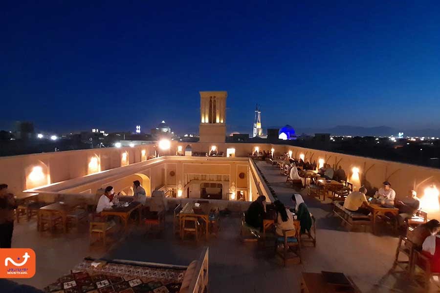 نمایی از کافه ناردون یزد در شب