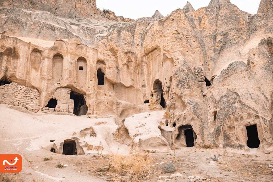 "صومعه سلوی کاپادوکیا که در دل صخره‌ها قرار دارد و معماری منحصر به فرد آن از دیدنی‌های تاریخی منطقه است."