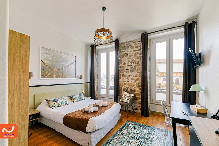 تعداد ستاره های هتل نشانگر کیفیت خدماتی است که در هتل دربافت می‌کنید. هتل‌ دو ستاره قیمت ارزانتر و خدمات کمتری در مقایسه با هتل های دیگر دارد.