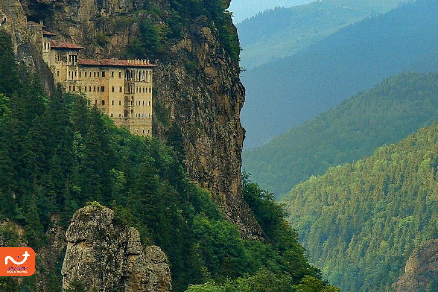 صومعه سوملا مشهورترین مکان های دیدنی شهر ترابزون ترکیه است.