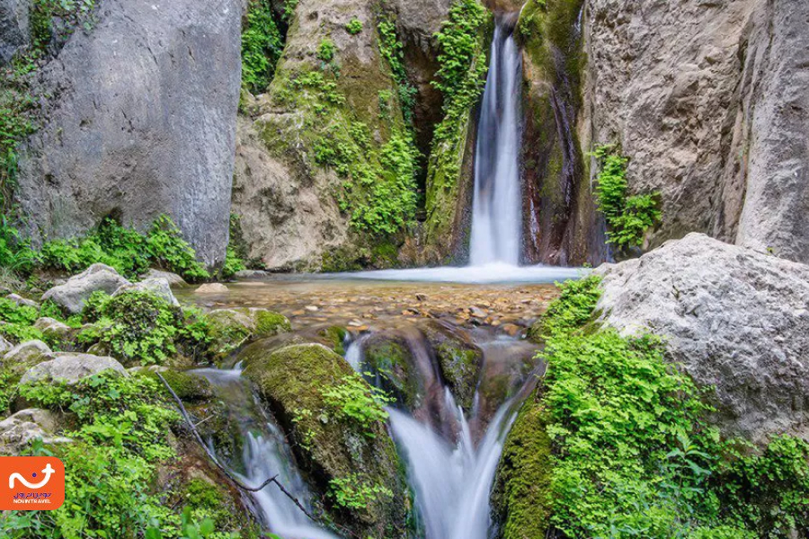 ارتفاع آبشار پونه زار اصفهان حدودا ۷۰ متر است و از خزه پوشیده شده است. 