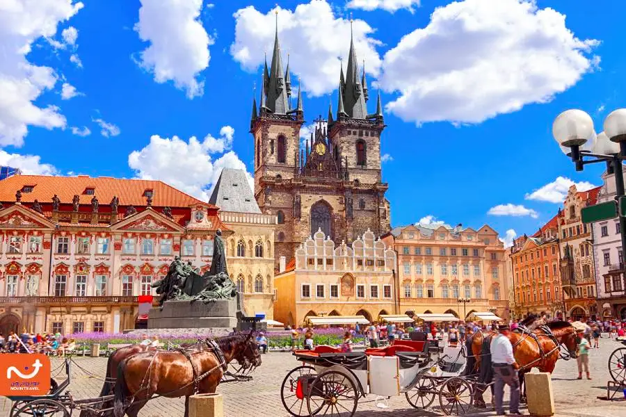 بازارهای پراگ با رنگ‌های زنده و بوی شیرینی‌های سنتی پر می‌شود.