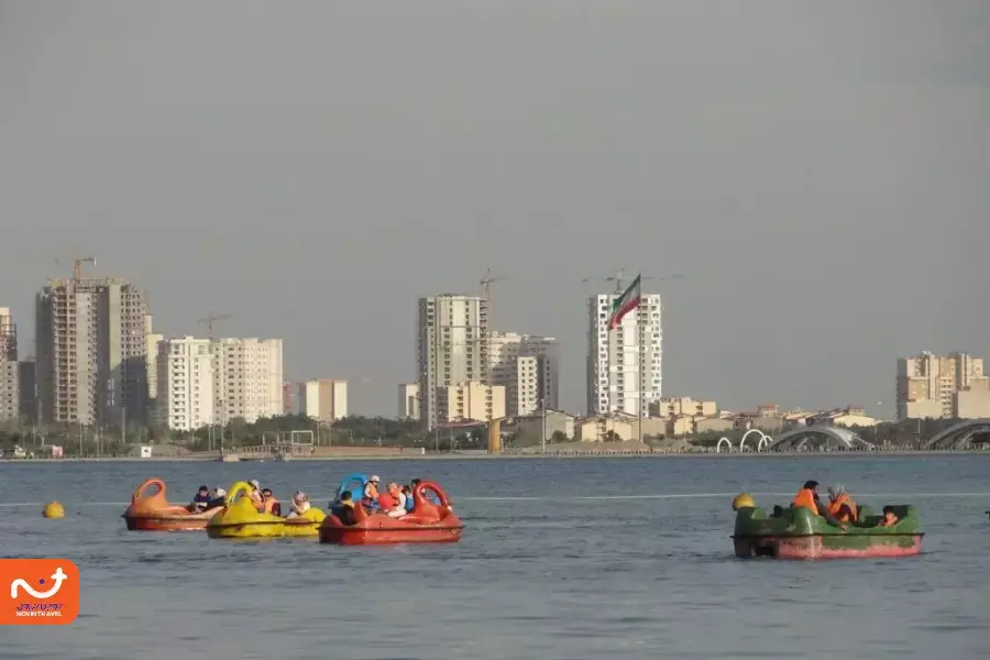 قایق سواری یکی از تفریحات محبوب در دریاچه چیتگر است.