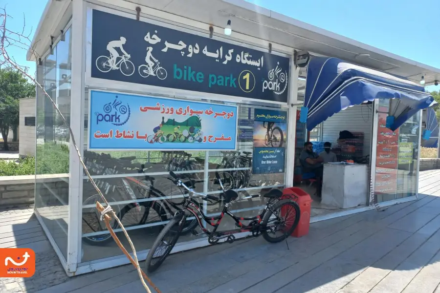 وجود مسیرهای پیاده‌روی و دوچرخه‌سواری دور دریاچه، این دو ورزش را به یکی از تفریحات ساده دریاچه چیتگر تبدیل کرده است.