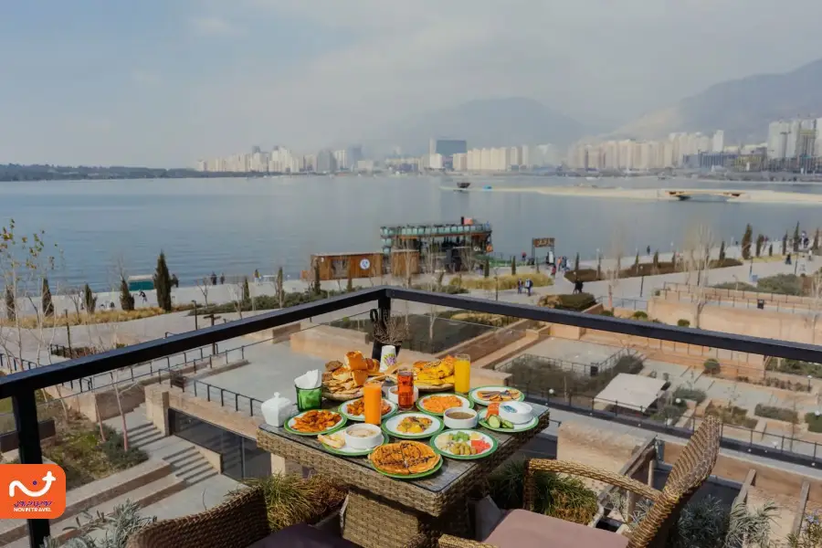 در اطراف دریاچه چیتگر تهران رستوران‌ها و کافه‌های متعددی وجود دارد.