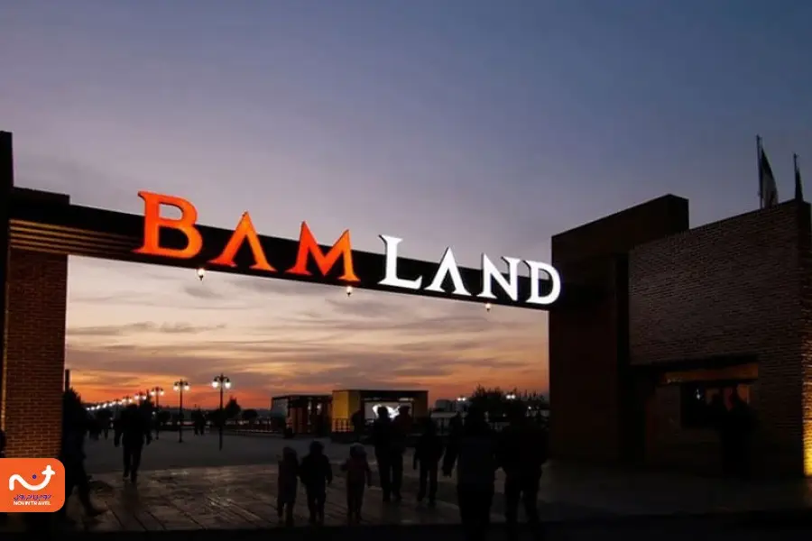 از دیگر تفریحات دریاچه چیتگر، پاساژگردی در مراکز خرید اطراف آن مانند بام لند است.