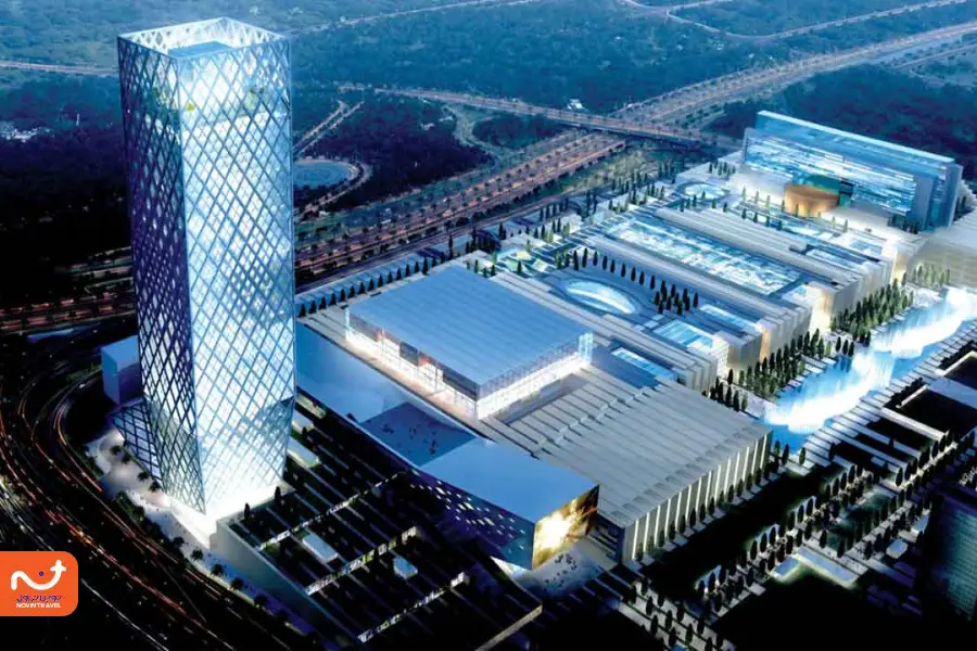 ایران مال یکی از بزرگترین مراکز خرید تهران، از جمله جاذبه‌های نزدیک به دریاچه چیتگر است.